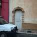 La signora poi ci indica la casa dove "Mimino", cos come lo chiamavano da queste parti, trascorse la sua adolescenza prima di emigrare: un palazzo di due piani color sabbia